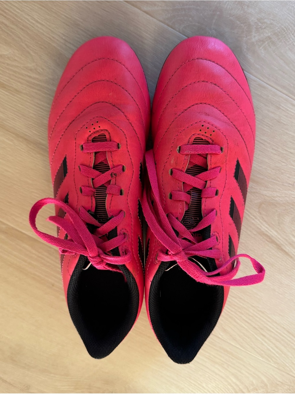 Adidas Big Kid Soccer Cleat sz 4
